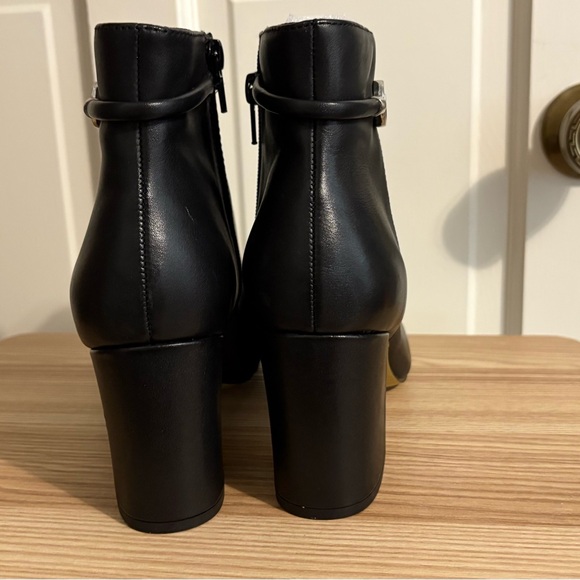Bella Vita DIAZ Black Ankle Boot with Silver Accent size 9WW - Picture 6 of 12